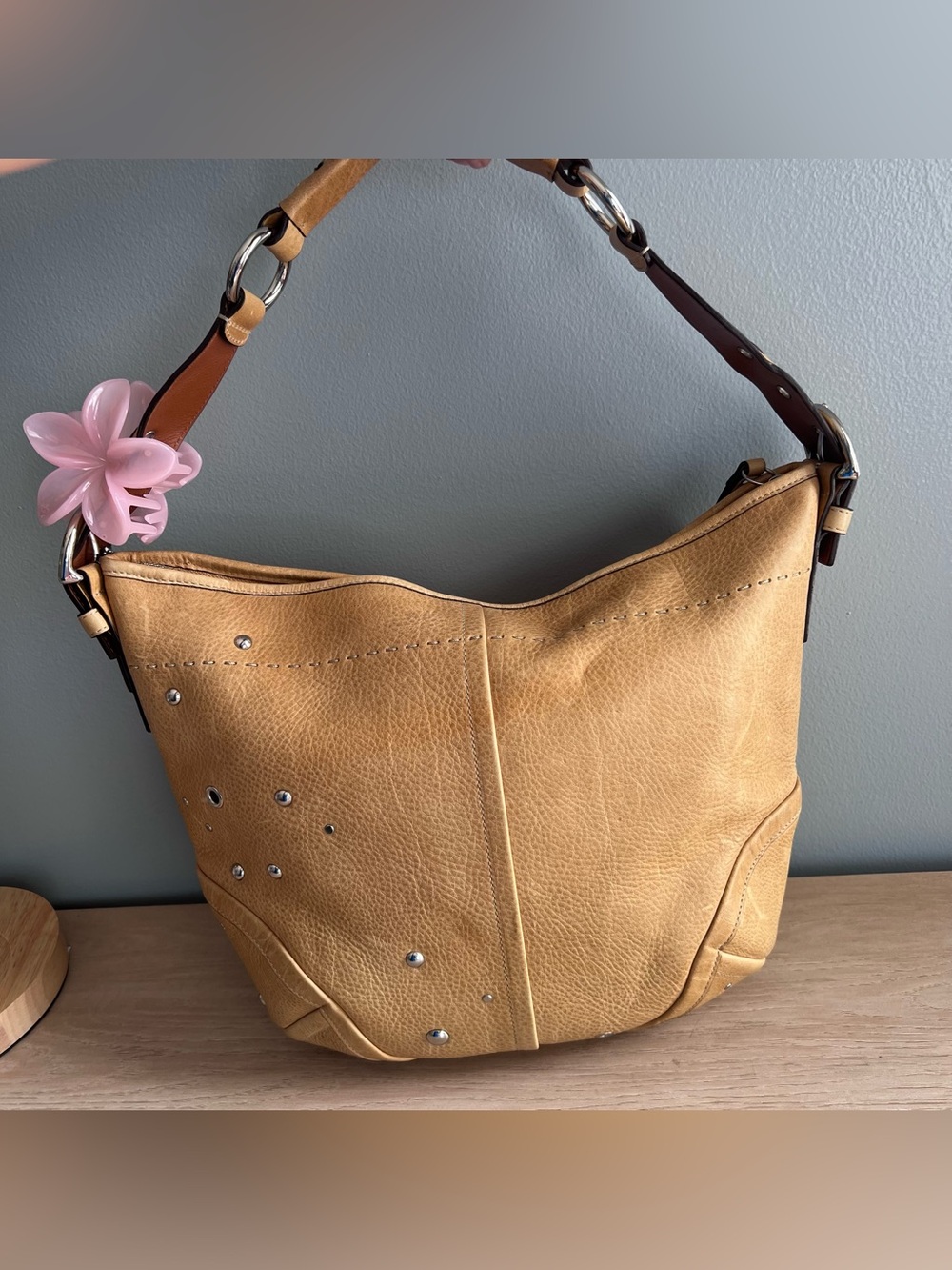 Coach Soho Handbag Large Camel Tan Leather Grommet Studded Shoulder Hobo F10932 - Picture 4 of 8